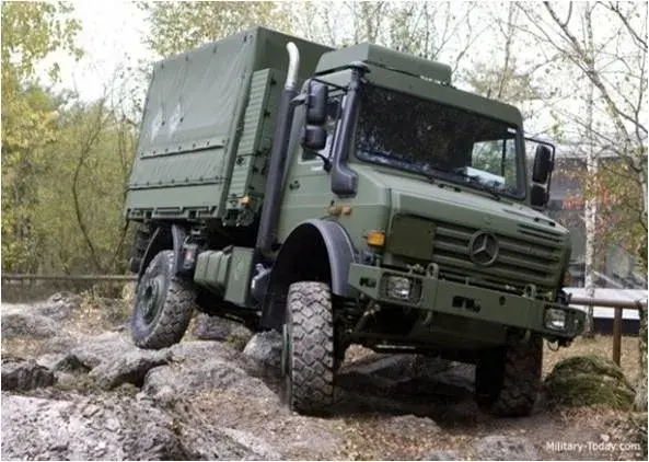 A Marinha do Brasil formalizou a compra de 90 caminhões UNIMOG 5000