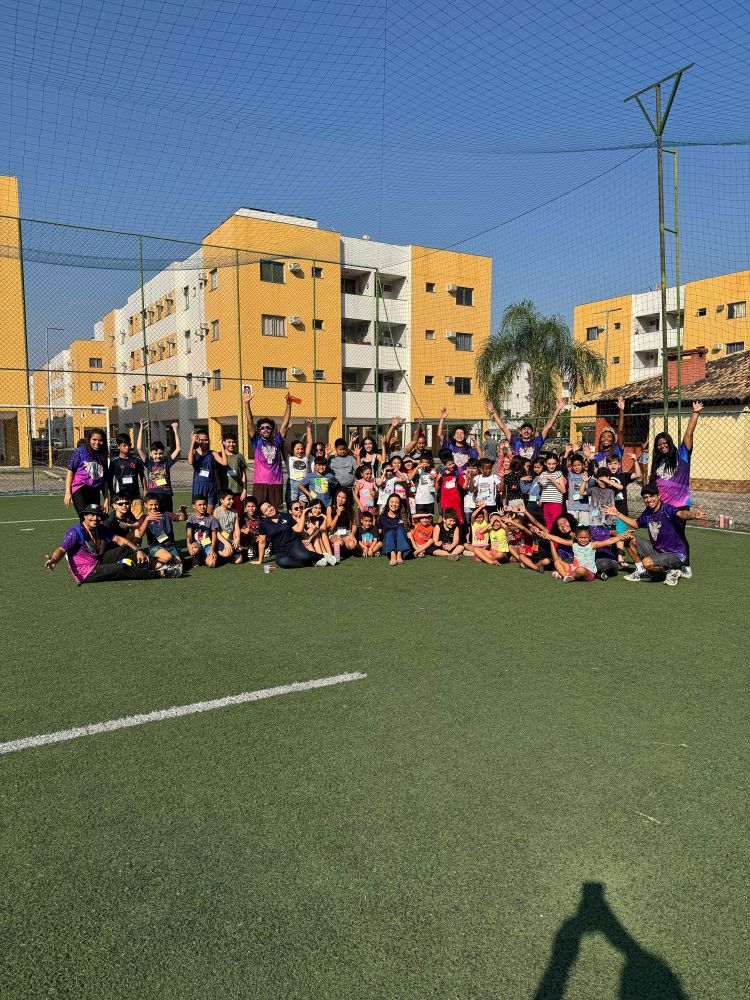 Registro final com todas as crianças e equipe da Colônia de Férias no campo do Conjunto Residencial Guandu do Sapê.