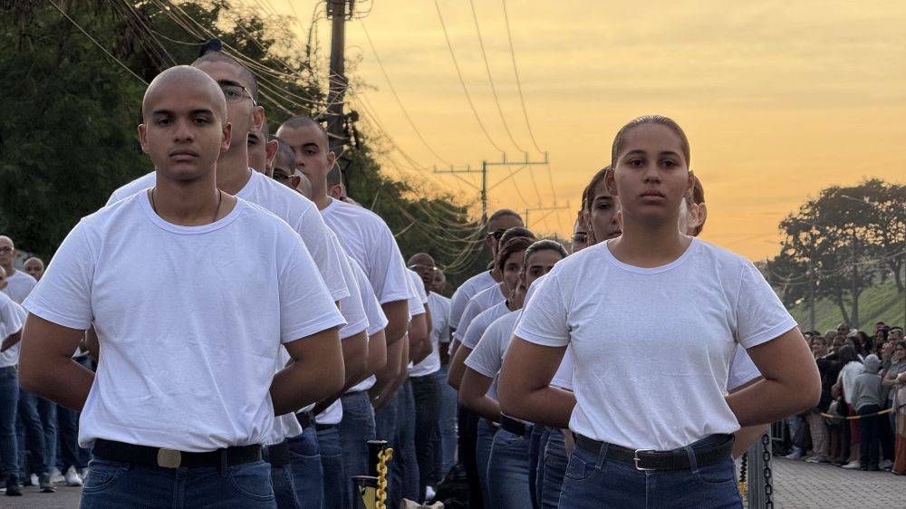 Imagem demonstrando filas de homens e mulheres ingressando lado a lado nas fileiras da Marinha do Brasil
