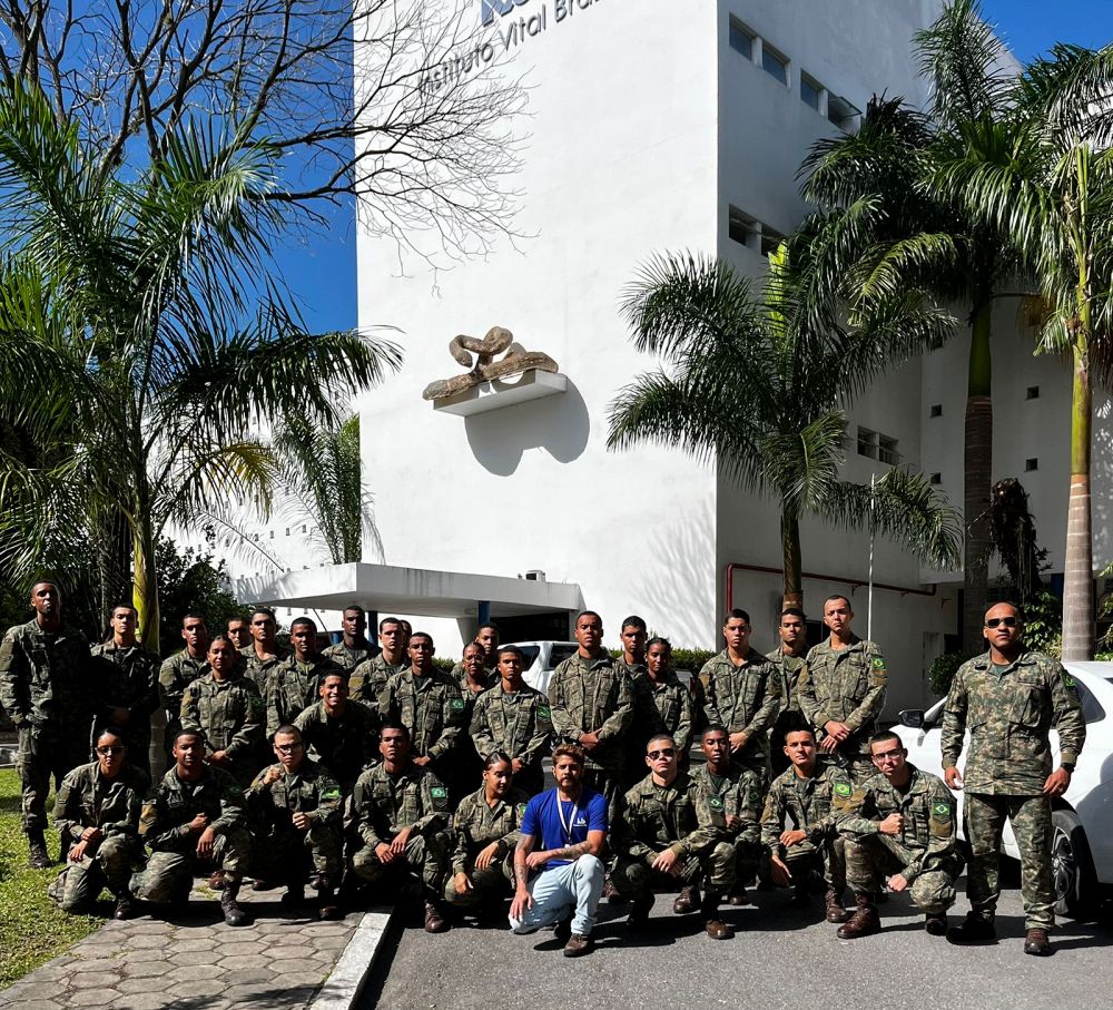 Militares recém-formados em frente ao prédio do Instituto Vital Brazil, após concluir a capacitação sobre animais peçonhentos.