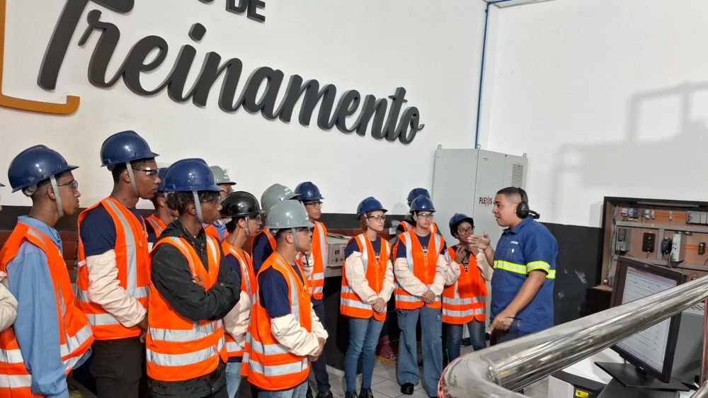 Adolescentes do PROFESP-CIAMPA visitam a AMBEV vidros