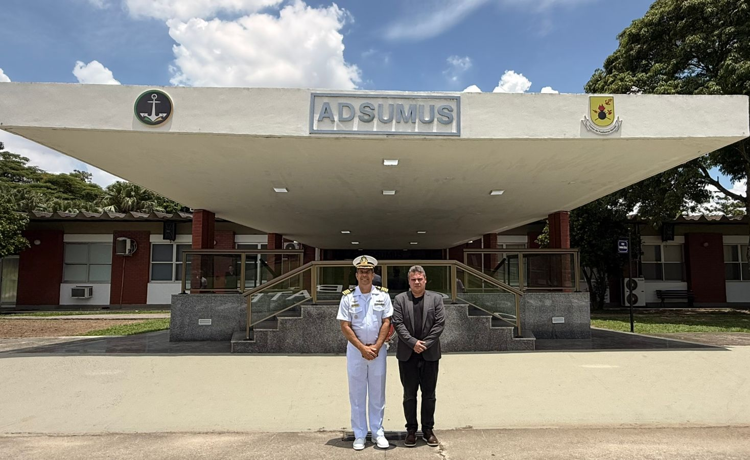 Comandante do CIAMPA e Deputado posam para foto