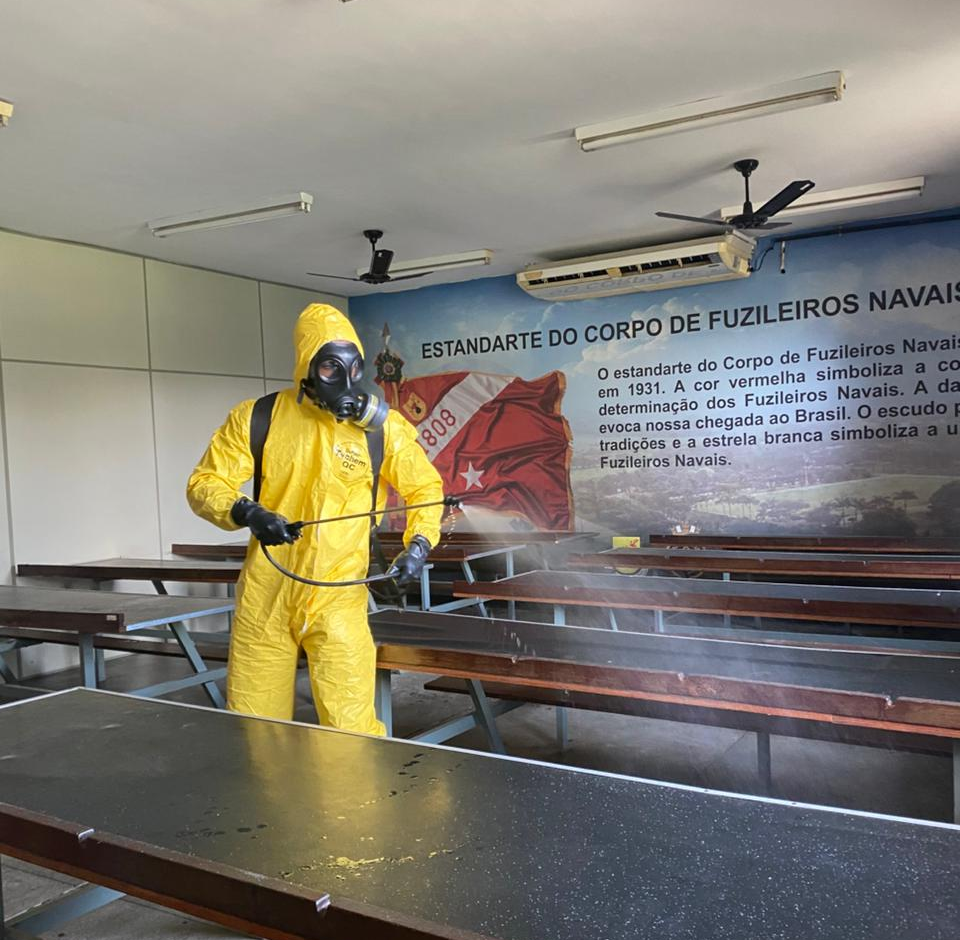 Desinfecção sendo realizada em sala de aula
