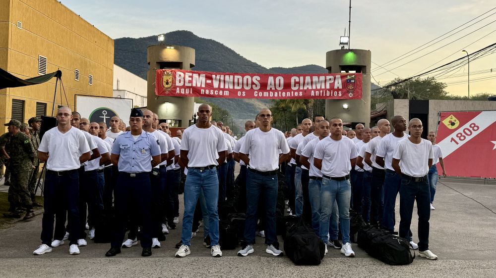 Imagem dos candidatos se apresentando no CIAMPA para o Curso de Formação de Soldados Fuzileiros Navais