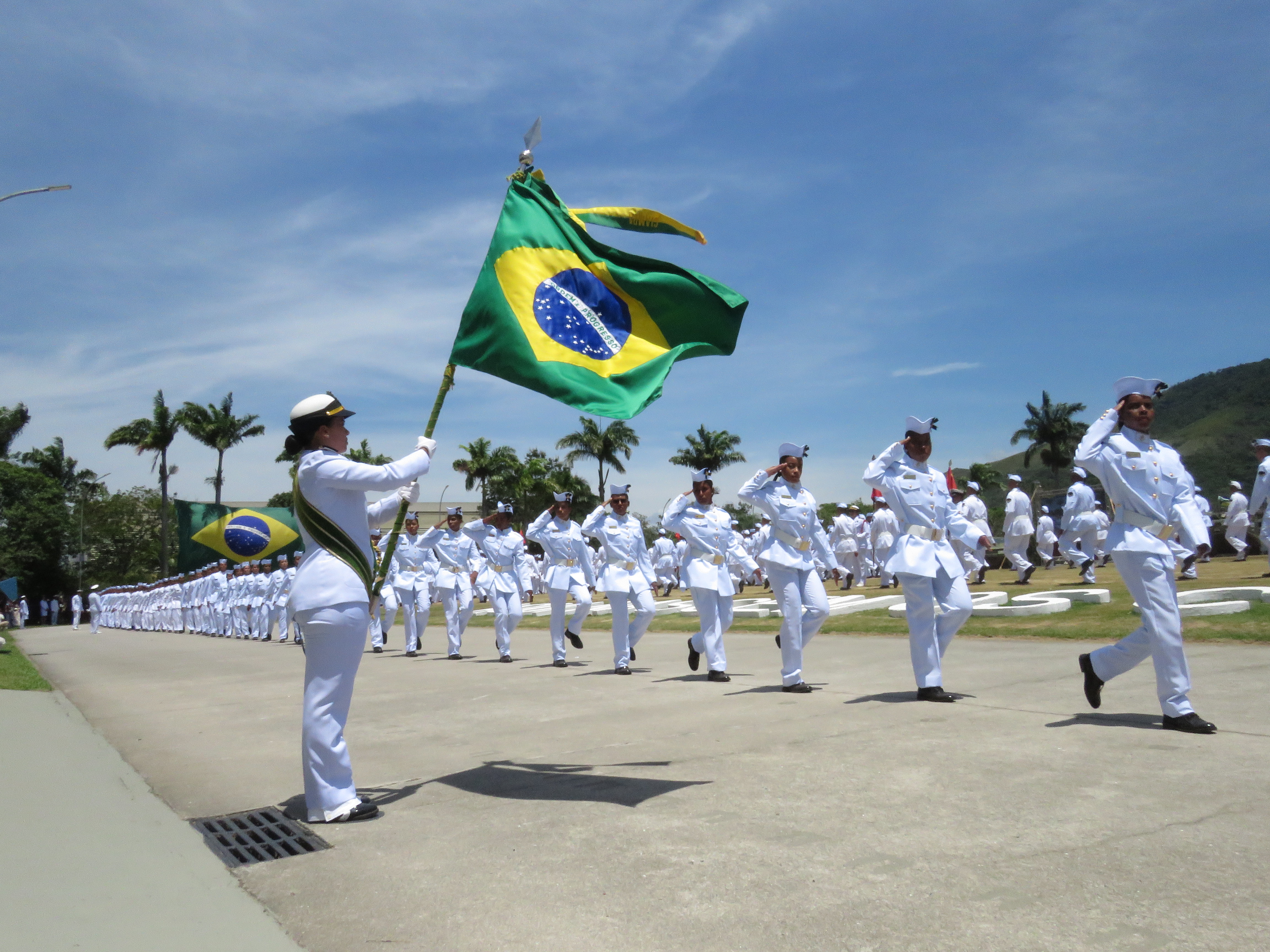 Alunos desfilando em continência ao pavilhão nacional