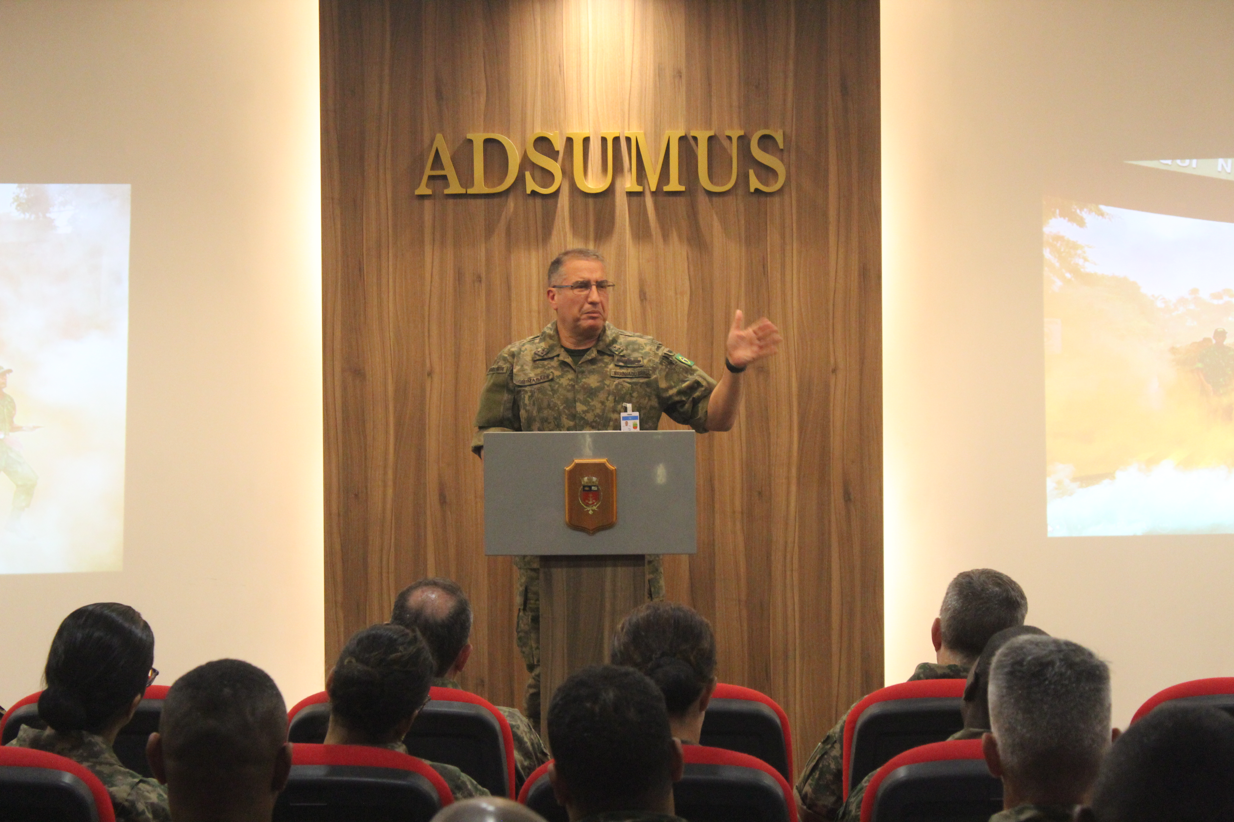 Comandante do CPesFN VA (FN) Guimarães dirige-se à tripulação do CIAMPA.