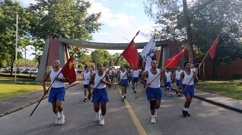 Energia e motivação: presença do Comandante-Geral do CFN inspira alunos durante a tradicional corrida militar.