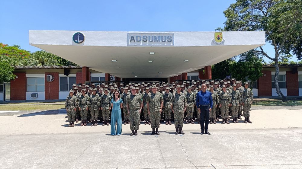 Diretor de Ensino da Marinha em registro institucional com a Companhia Feminina da Turma II/2025