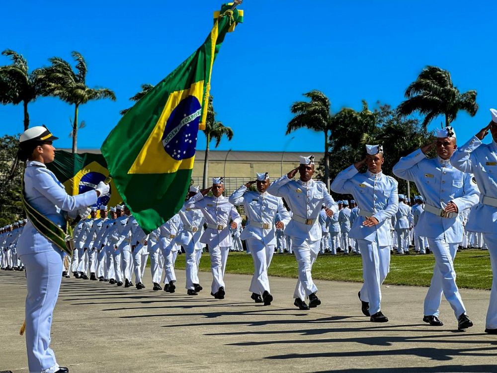 Desfile em continência à Bandeira Nacional dos novos Combatentes Anfíbios da Marinha do Brasil.