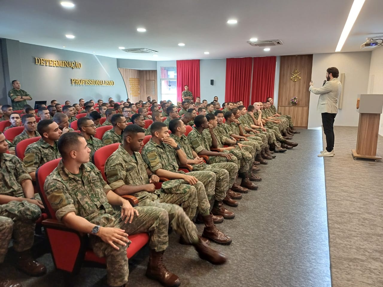 Imagem do palestrante da FEBRACIS ministrando a palestra.