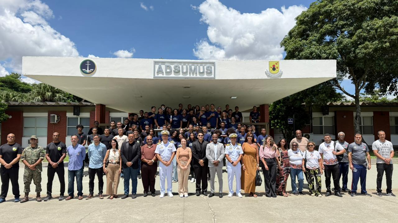 Alunos e autoridades perfilados na frente do palanque