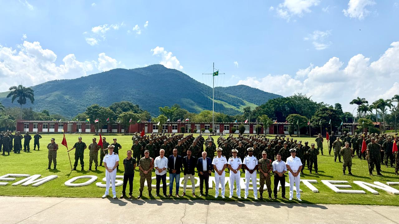 Deputado e demais autoridades posam para foto