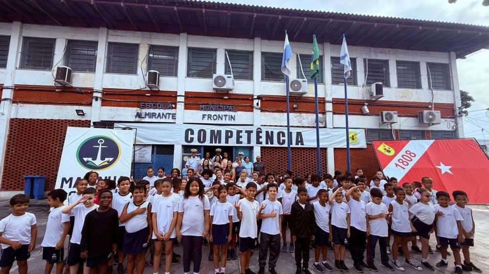 Alunos da Escola Municipal Almirante Frontin em ACISO promovida pelo CIAMPA.