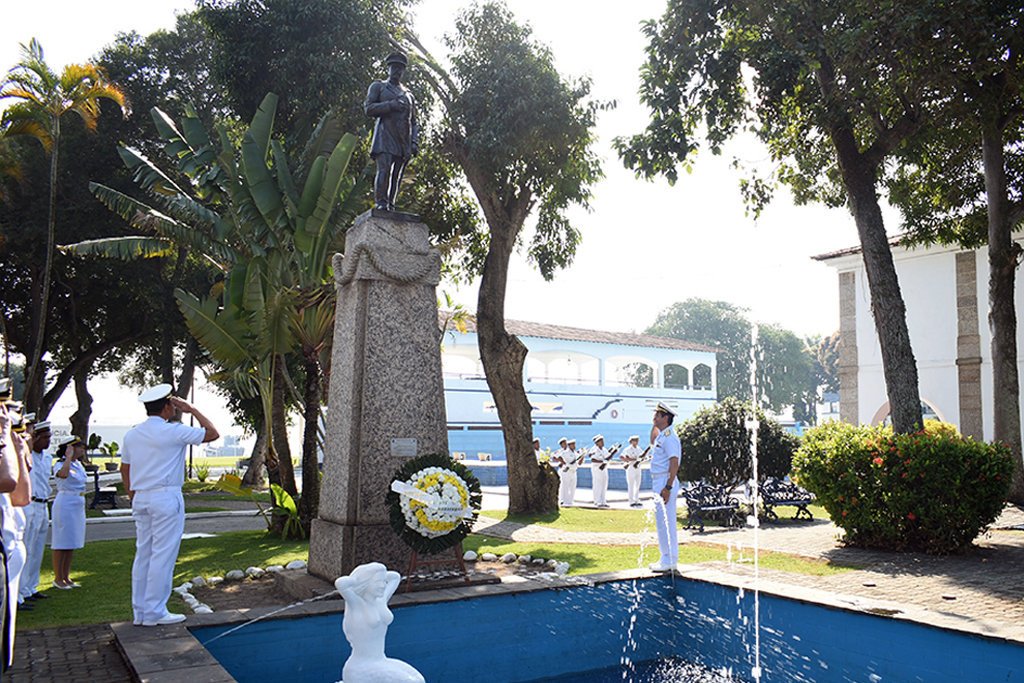 A posição floral na cerimônia alusiva ao 185º aniversário do Almirante Eduardo Wandenkolk.