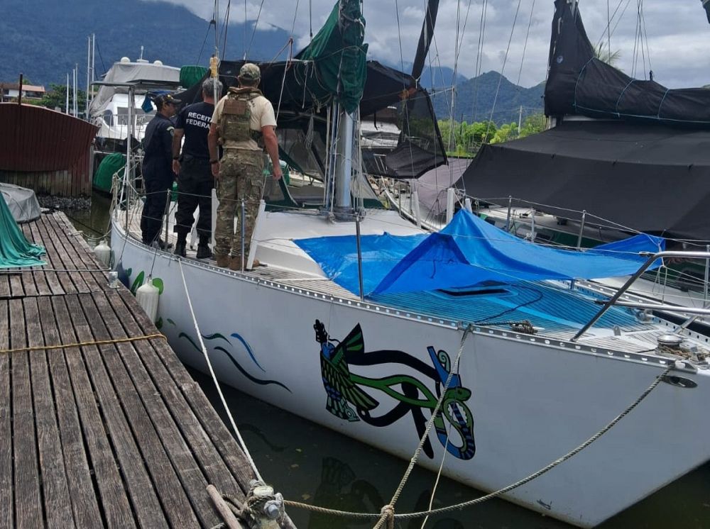 Marinha do Brasil apoia RFB e PF para apreensão de veleiro irregular em Angra dos Reis -RJ