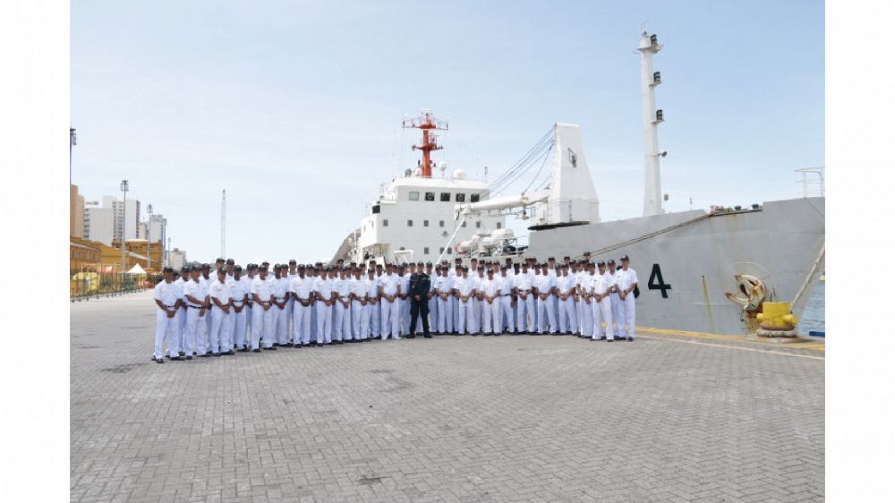 Aprendizes-Marinheiros da EAMES visitam o Navio Hidroceanográfico Faroleiro “Almirante Graça Aranha”