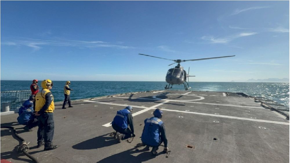 Aeronave UH-12 Esquilo realizando o pouso de nº 400 no NPaOc “Apa”