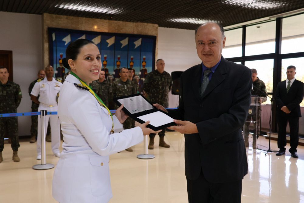 Vice-presidente do CFMV, Rômulo Spinelli e 1°Ten (RM2-Md) Isabel Oliveira Cosentino agraciada com a Comenda Muniz de Aragão, AMANRJ