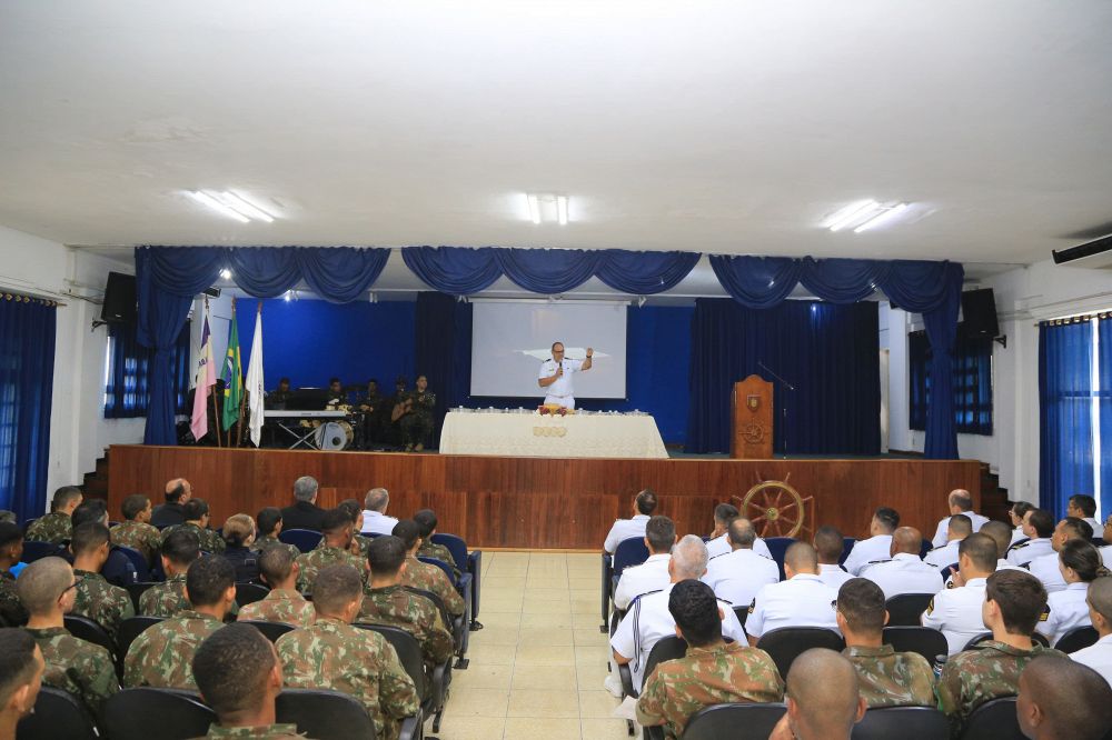 Representações das Forças Armadas e de Segurança na Páscoa dos Militares no auditório da EAMES