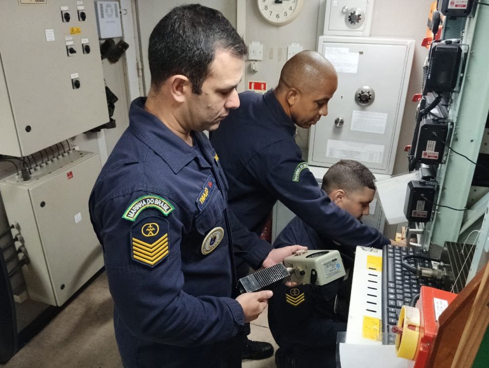 Equipe da ERMRJ realiza medições no transceptor