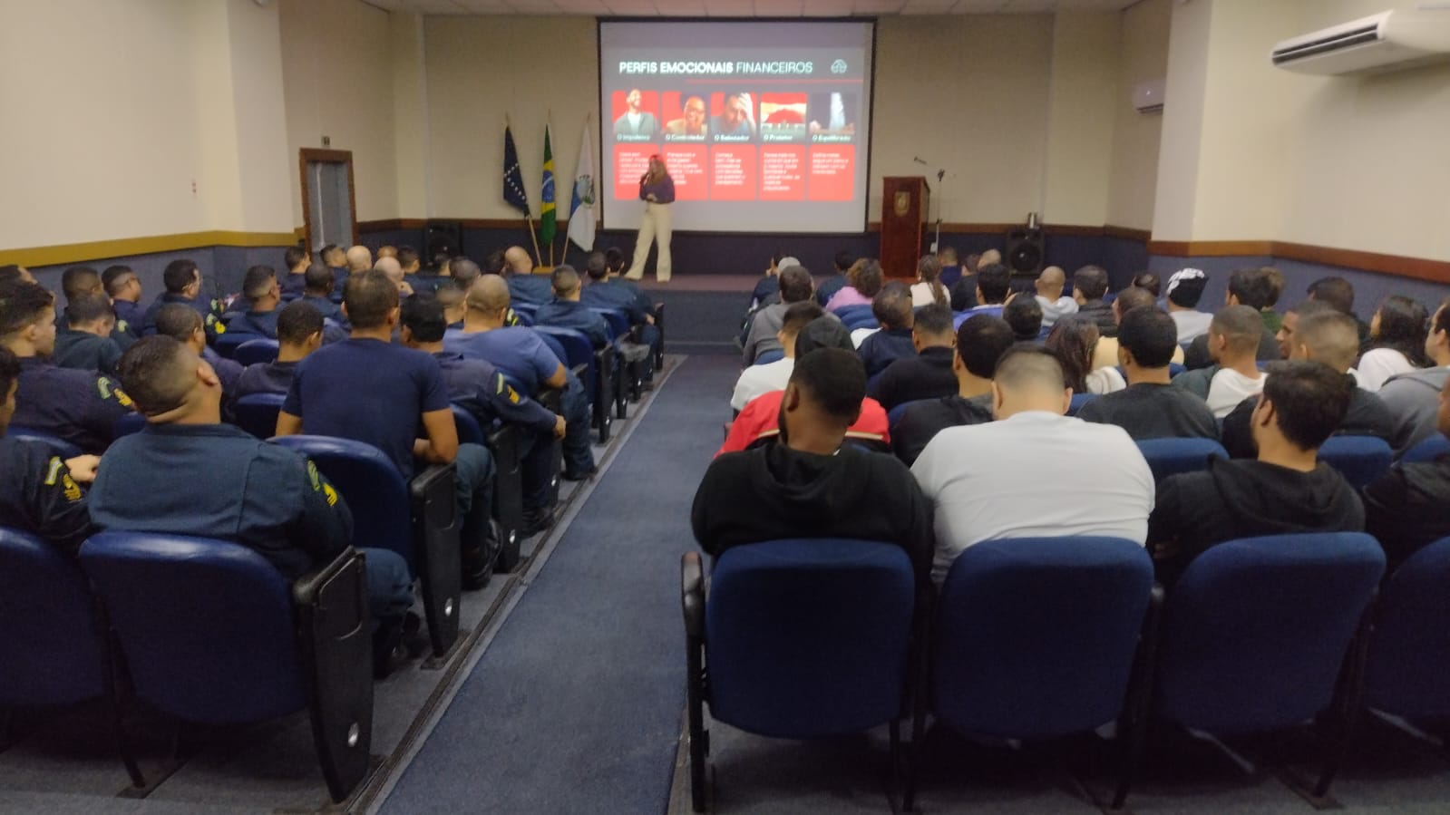 Tripulação e alunos durante palestra