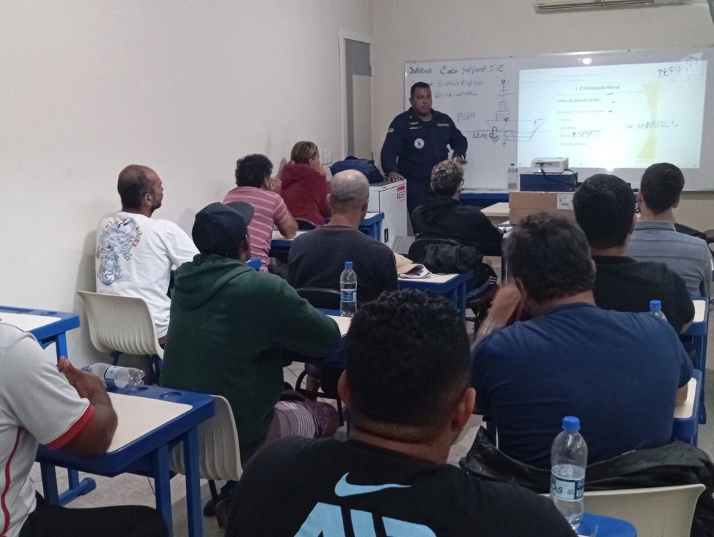 Alunos recebem instruções durante Curso de Formação de Aquaviários