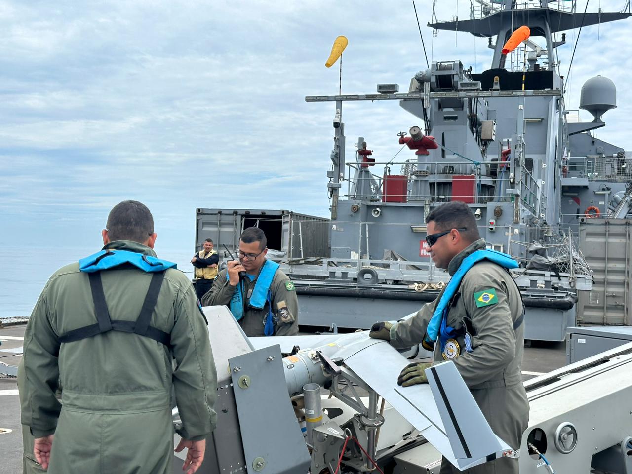 Navio-Patrulha Oceânico “Apa” e Esquadrão QE-1 retomam operações com SARP embarcado