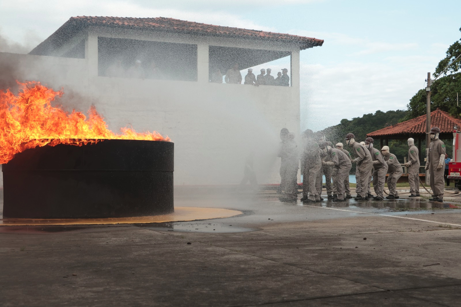 Alunos na modalidade de combate a incêndio no pátio de CBINC
