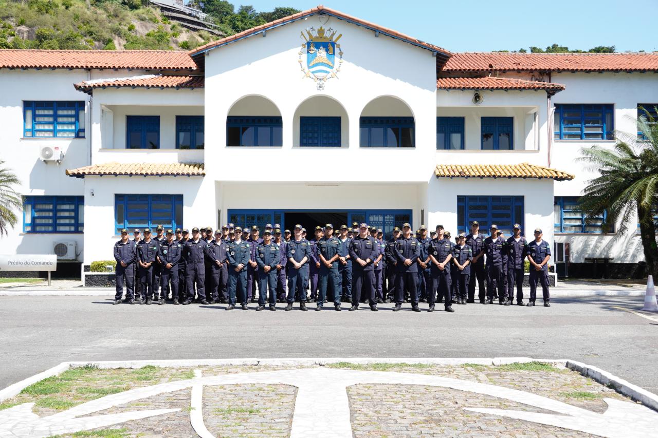 Aspirantes e oficiais dos Avisos de Instrução da Escola Naval durante visita à EAMES