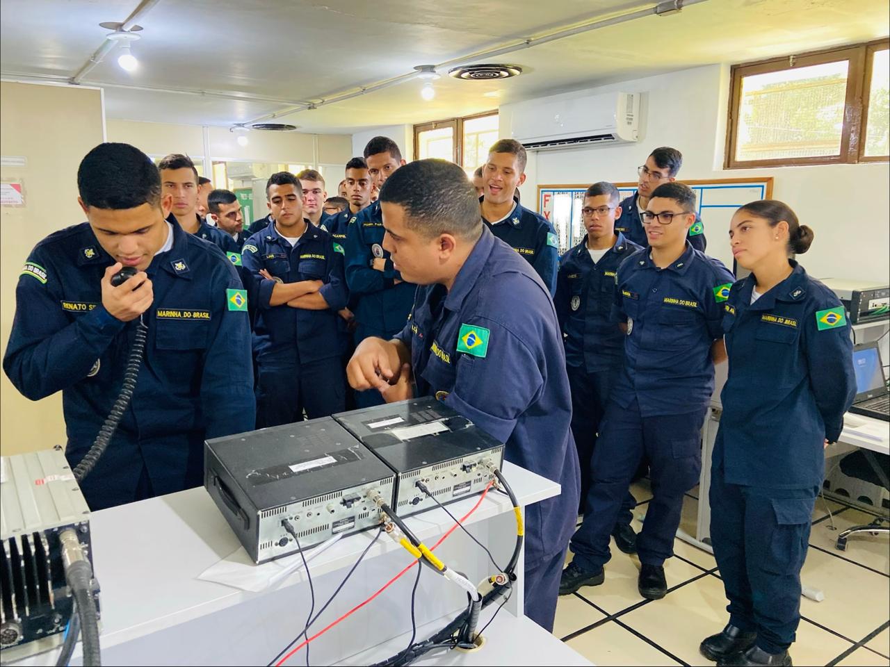 ASPIRANTES DA ESCOLA NAVAL CONHECEM CAPACIDADES  OPERATIVAS DA ERMRJ