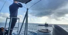 Comandante da Força de Minagem e Varredura prestando honras de passagem ao Submarino Tikuna