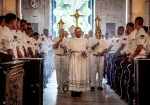Militares do Com2ºDN presenciam procissão de entrada na missa em ação de graças em Salvador