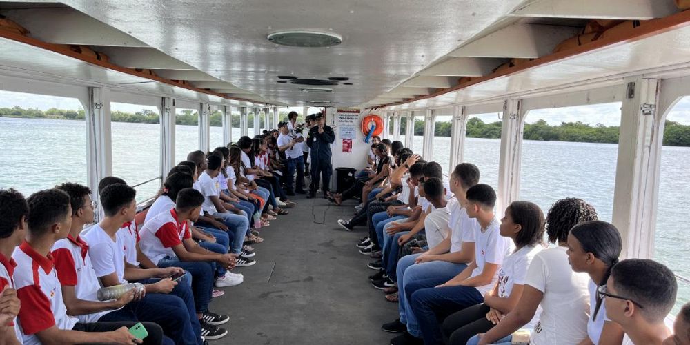 Alunos da Escola Municipal Costa Mangabeira em passeio de Embarcação com palestra sobre prevenção de poluição hídrica e exposição de uso de materiais de salvatagem