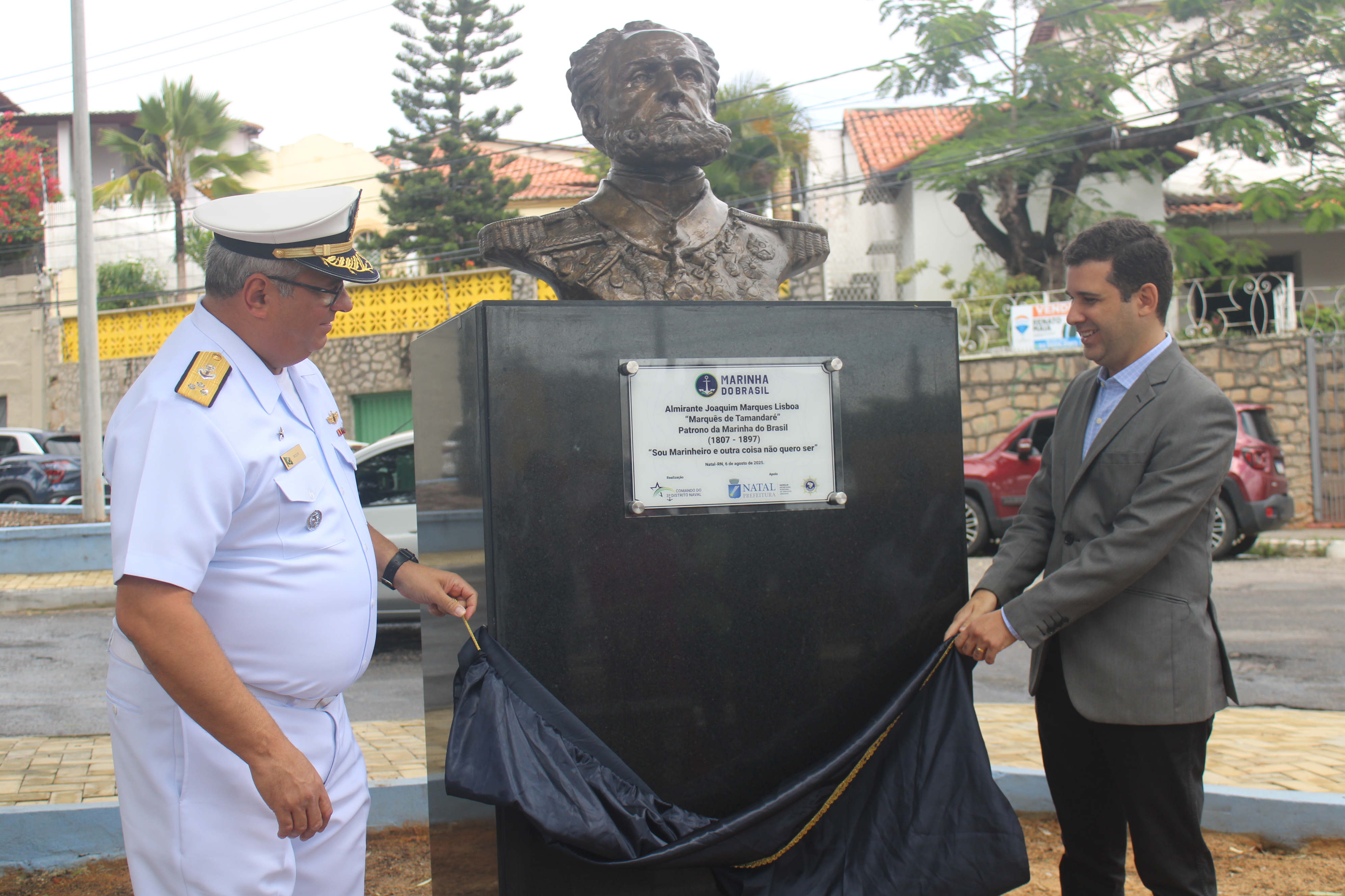 Descerramento da placa pelo Vice-Almirante Rulff, acompanhado do Secretário Municipal de Serviços Urbanos Felipe Alves