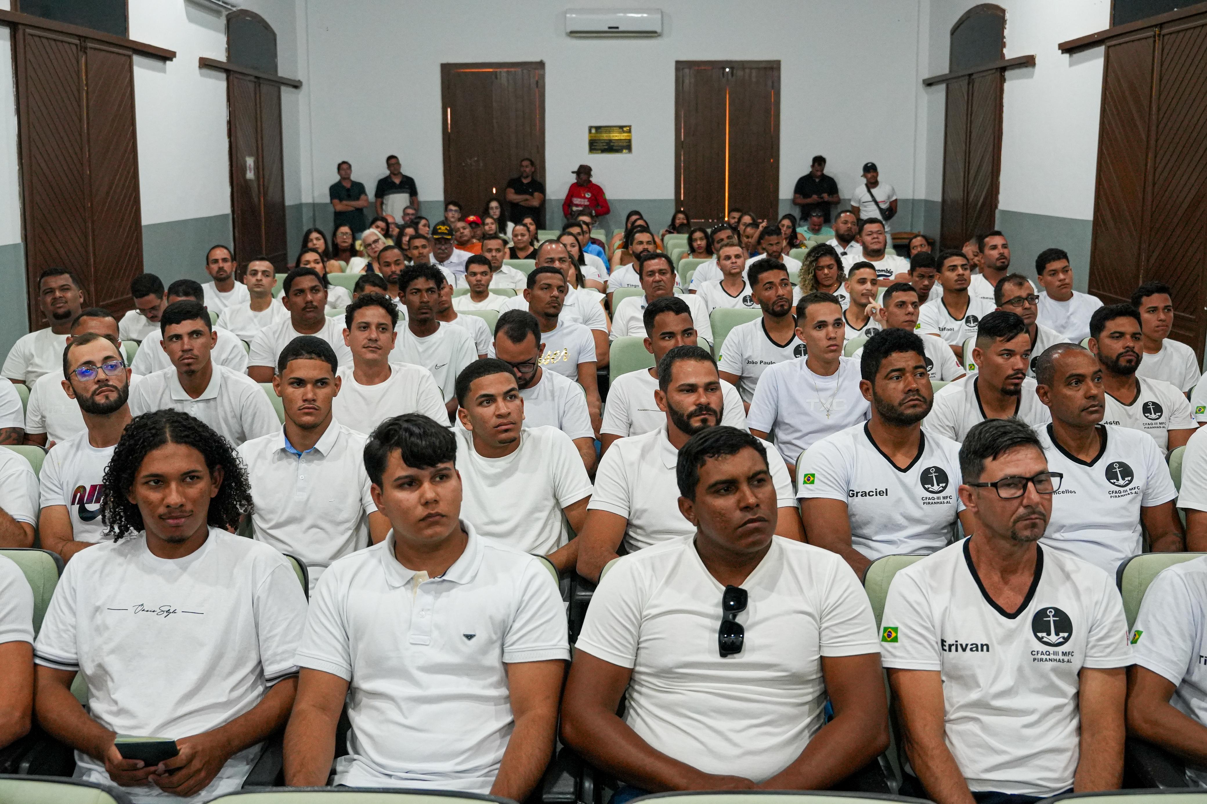 Formandos celebram conquista durante cerimônia de entrega de carteiras em Piranhas-AL