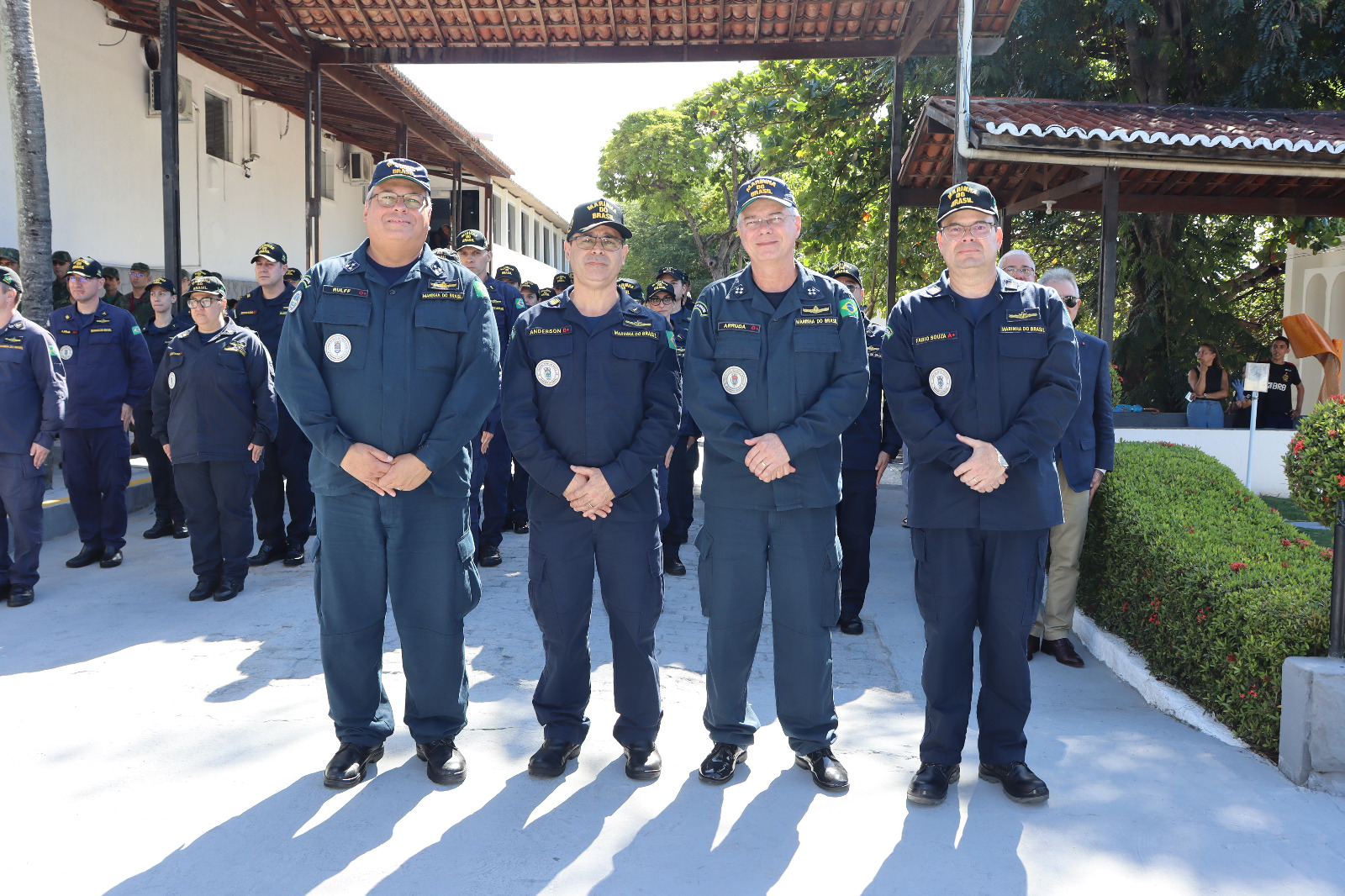 Almirante de Esquadra Arruda durante visita às instalações do Hospital Naval de Natal, acompanhado do Comandante do Terceiro Distrito Naval e da direção hospitalar