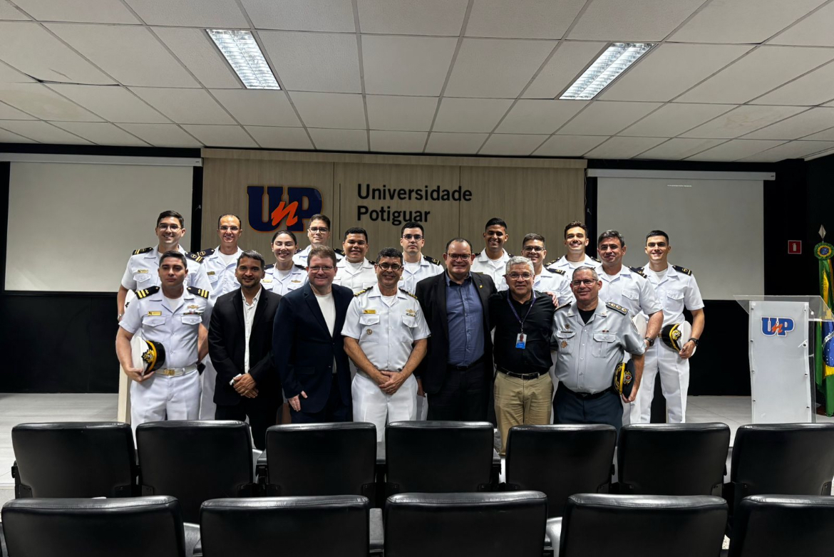 Militares do Hospital Naval de Natal participam de visita da aula inaugural na Universidade Potiguar (UnP), fortalecendo parcerias e intercâmbio de conhecimentos.