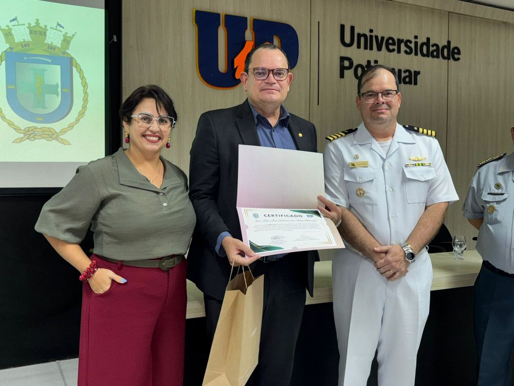Profa. Dra. Andrea (subcoordenadora do curso de medicina da UNP), Dr. Élio Barreto (Vice Presidente CRM-RN) e CMG (Md) Fabio Souza (Diretor HNNa)