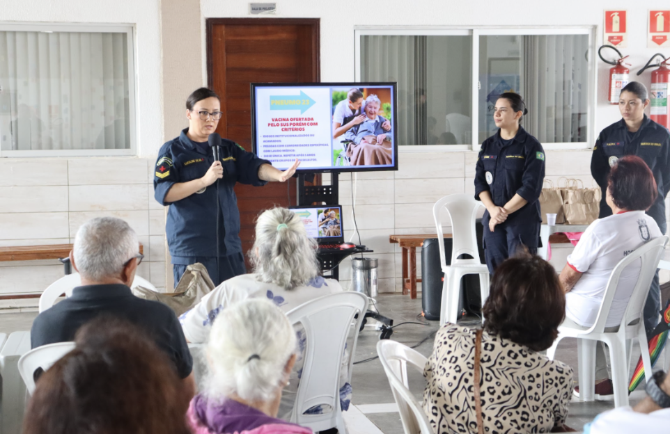 Militares do HNNa orientam veteranos e dependentes sobre a importância da vacinação e cuidados preventivos durante ação de saúde