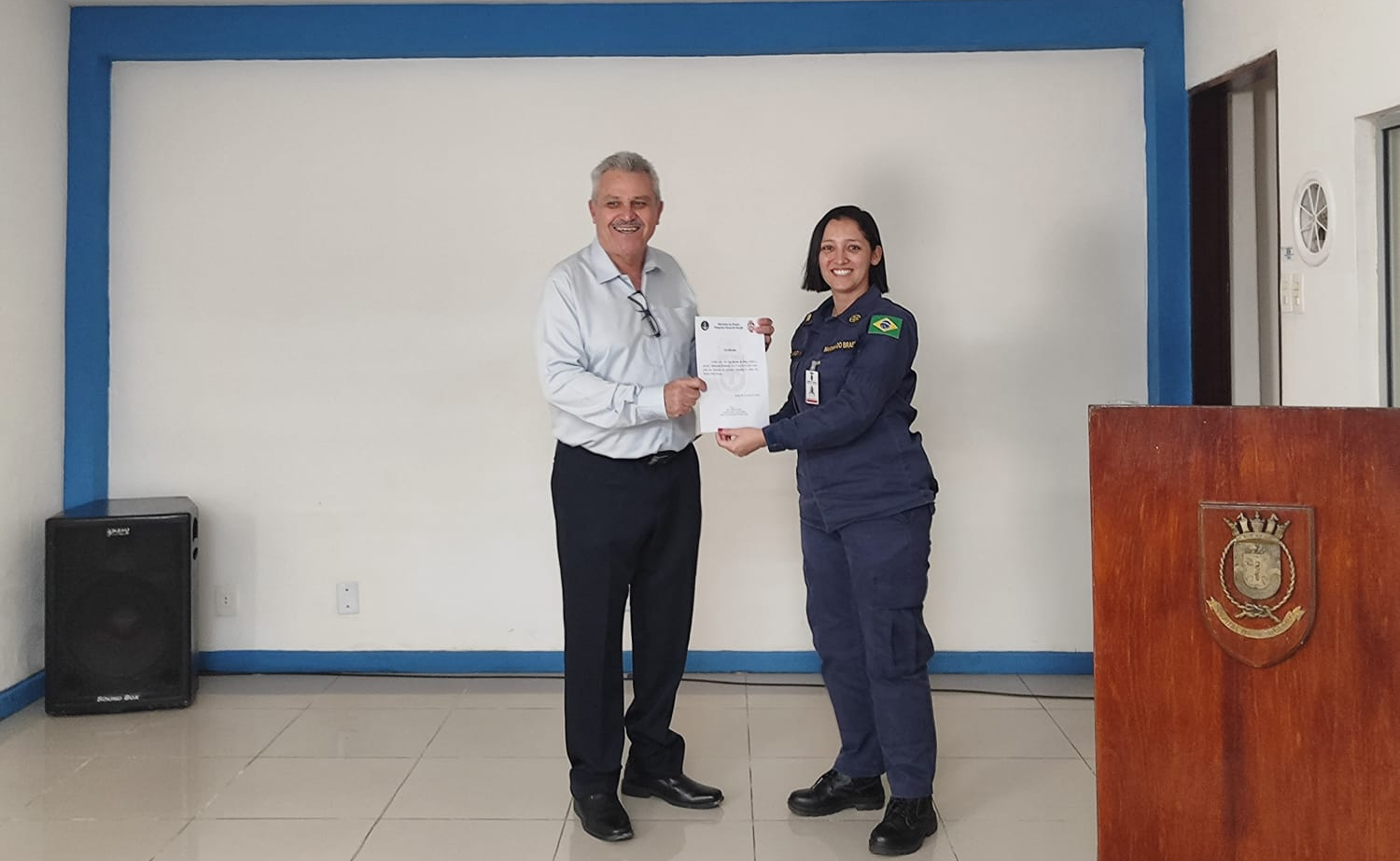 Primeiro-Tenente (RM2-T) Juliana Darley entrega certificado ao palestrante Joel Barreto da Silva