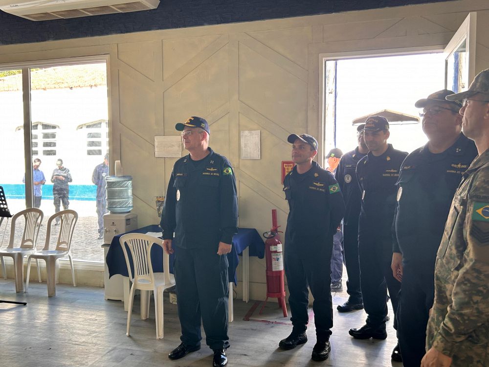 O Diretor-Geral do Pessoal da Marinha, acompanhado do Comandante do 3º Distrito Naval e do Comandante da EAMPE, visitou as instalações da Escola