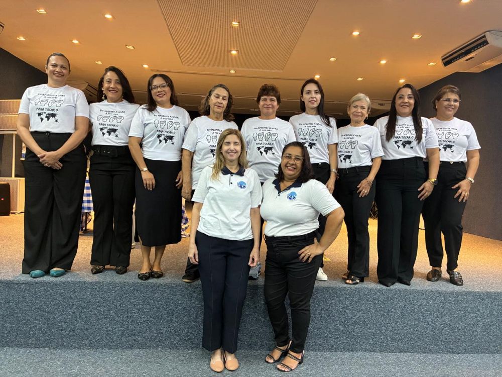 Luciene Rulff e a professora Cristiane Maria Raiol Oliveira no encerramento da Oficina de Libras