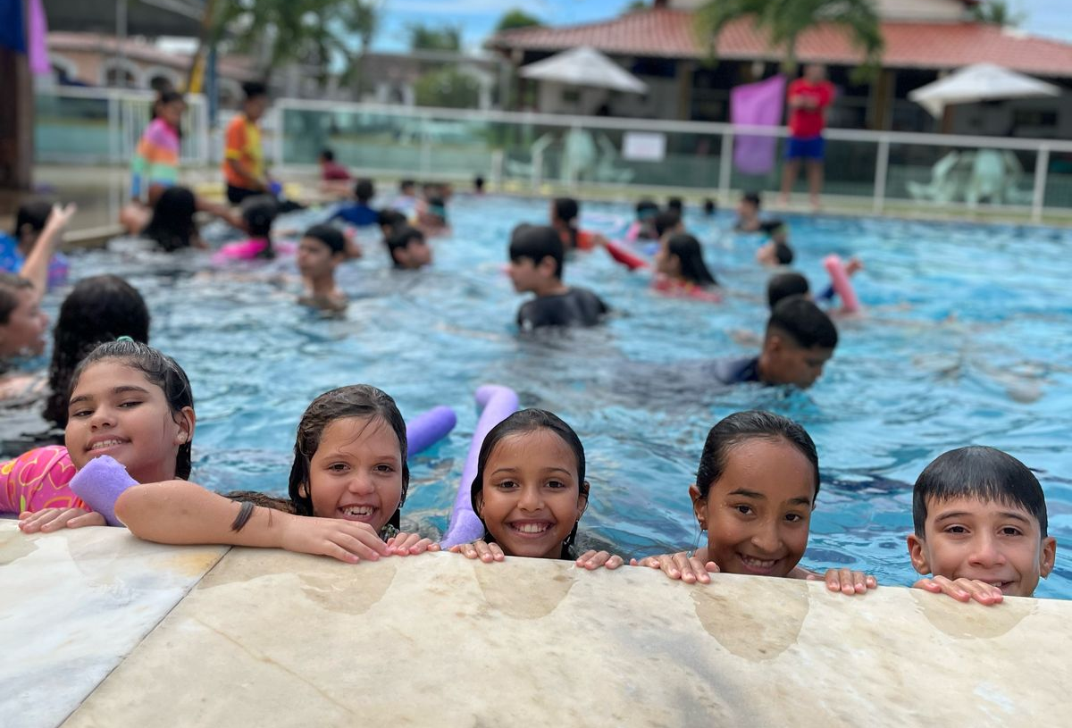 Crianças da Família Naval com brincadeiras na piscina, no encerramento da Colônia de Férias.