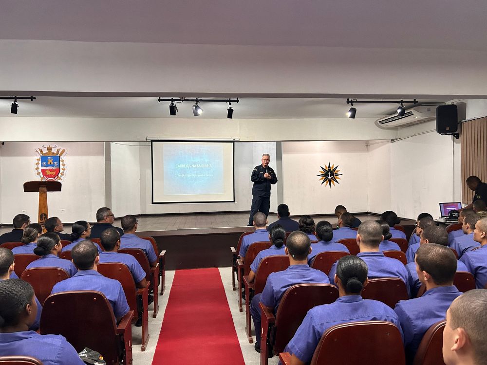 DGPM com os alunos da EAMPE, em Recife-PE