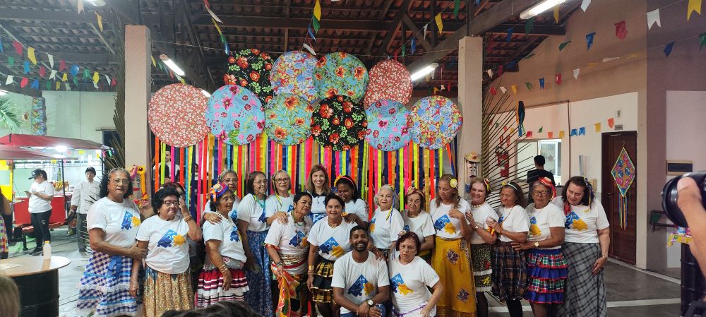 Noite de reencontros, sorrisos, danças e uma energia contagiante.