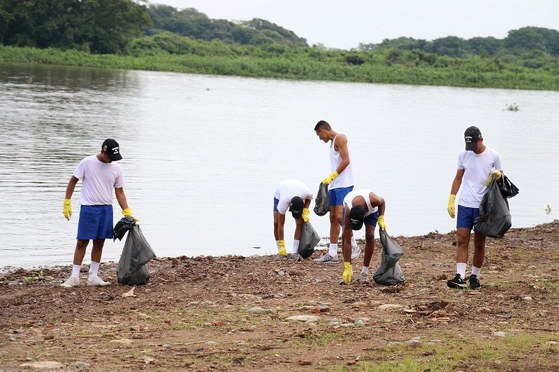 Militares retiraram cerca de 60kg de lixo