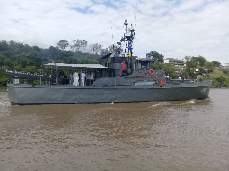 Navio Patrulha Piratini levando a imagem da Nossa Senhora dos Remédios para Porto Geral de Corumbá