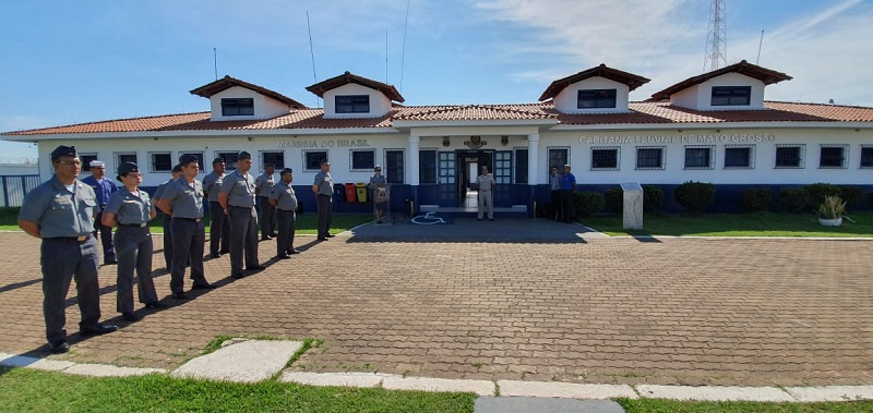 Formatura da tripulação em frente a CFMT