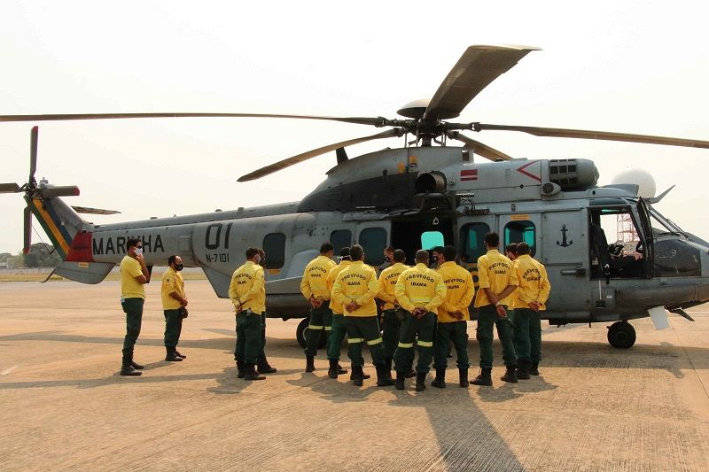 Aeronave UH-15, da MB, está sendo empregada para voos de reconhecimento e transporte de pessoal e material