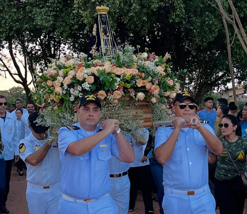 Militares da AgCaceres conduzindo a Imagem de Nossa Senhora Aparecida